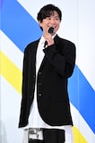 笑顔を見せる加藤シゲアキ(NEWS)