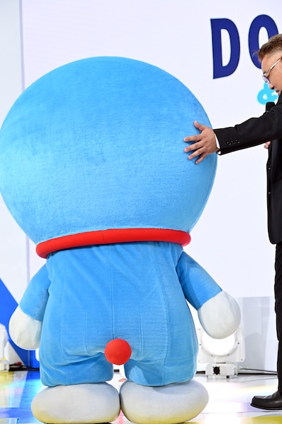 ドラえもんを気遣う伊達みきお（右）