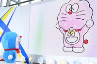 モニタを見つめるドラえもん。