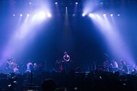 小袋成彬のパフォーマンスの様子。（Photo by Asami Nobuoka）