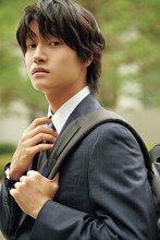 佐野晶哉（Aぇ! group）。「Oggi」の人気連載「スーツ男子」より。