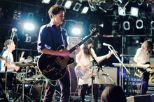 昆虫キッズのライブの様子。