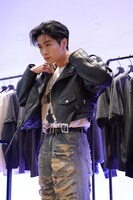 レザージャケットを着用する零/L.E.I.（川村壱馬）。