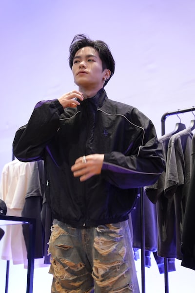 トラックジャケットを着用する零/L.E.I.（川村壱馬）。