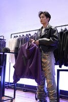 大好きな「17」という数字を刻んだフーディーを紹介する零/L.E.I.（川村壱馬）。