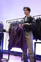 大好きな「17」という数字を刻んだフーディーを紹介する零/L.E.I.（川村壱馬）。