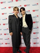 左から與那城奨、佐藤景瑚。©LAPONE ENTERTAINMENT