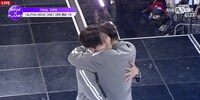抱き合うサンウォンとリオ。©CJ ENM. All Rights Reserved.