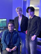 左からA・R・ラフマーン、豆原一成、大平祥生。©LAPONE ENTERTAINMENT