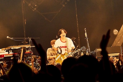 「マカロックツアーvol.20 ～むしろウチらが追っかける！愛を掴んでホールドオン篇～」最終公演より。（撮影：酒井ダイスケ）