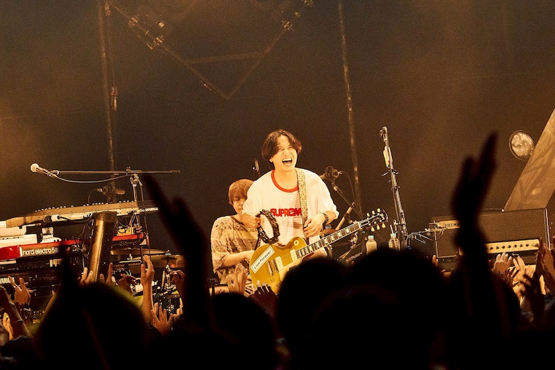 「マカロックツアーvol.20 ～むしろウチらが追っかける！愛を掴んでホールドオン篇～」最終公演より。（撮影：酒井ダイスケ）