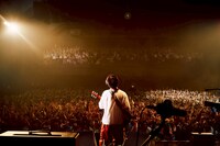 「マカロックツアーvol.20 ～むしろウチらが追っかける！愛を掴んでホールドオン篇～」最終公演より。（撮影：酒井ダイスケ）