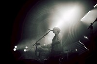 「マカロックツアーvol.20 ～むしろウチらが追っかける！愛を掴んでホールドオン篇～」最終公演より。（撮影：酒井ダイスケ）