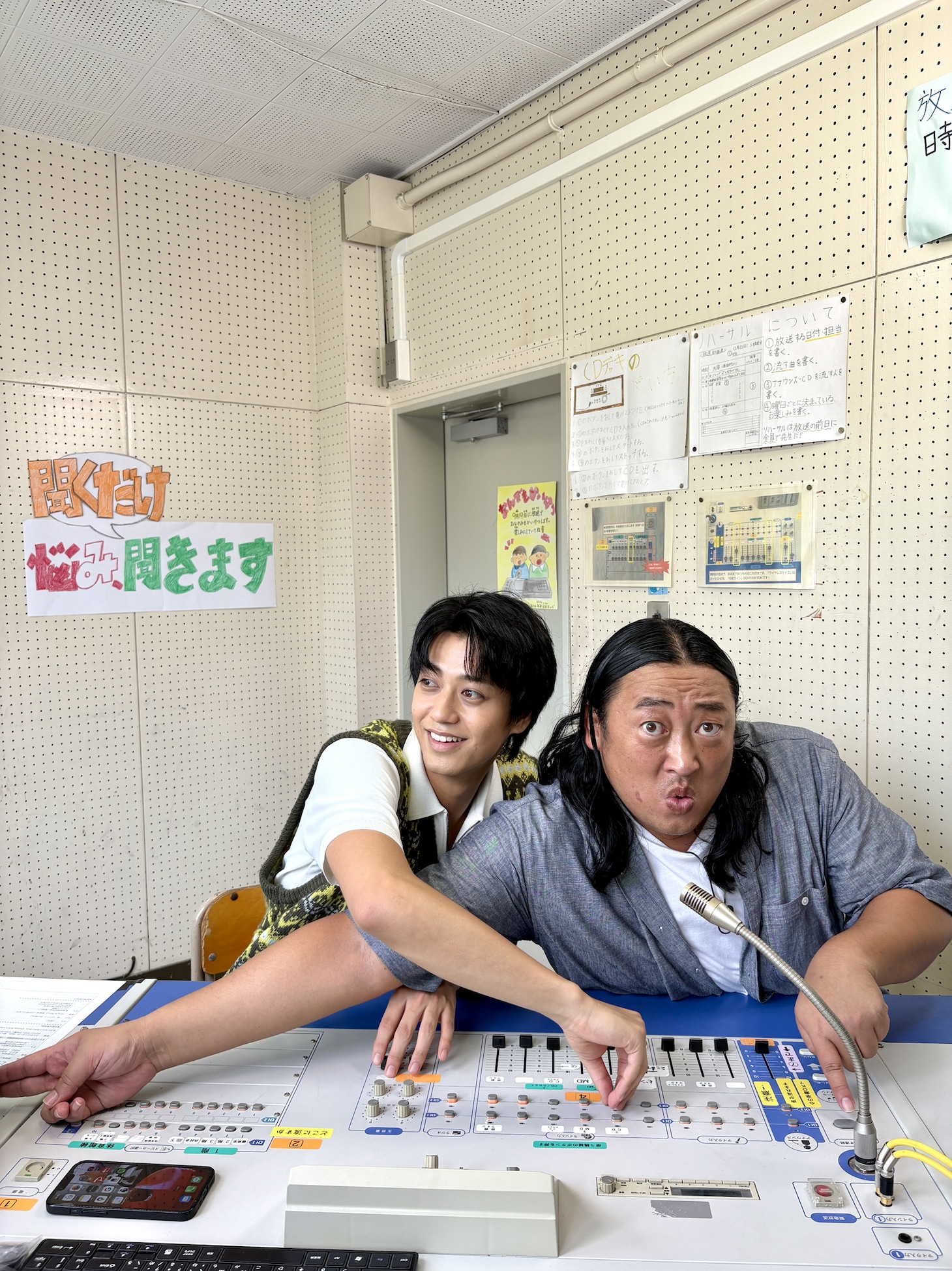 左から高橋海人（King & Prince）、秋山竜次（ロバート）。