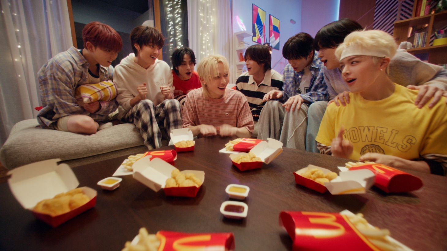 &TEAMが出演するWeb CM「ポテナゲにはコカ・コーラ！篇」より。