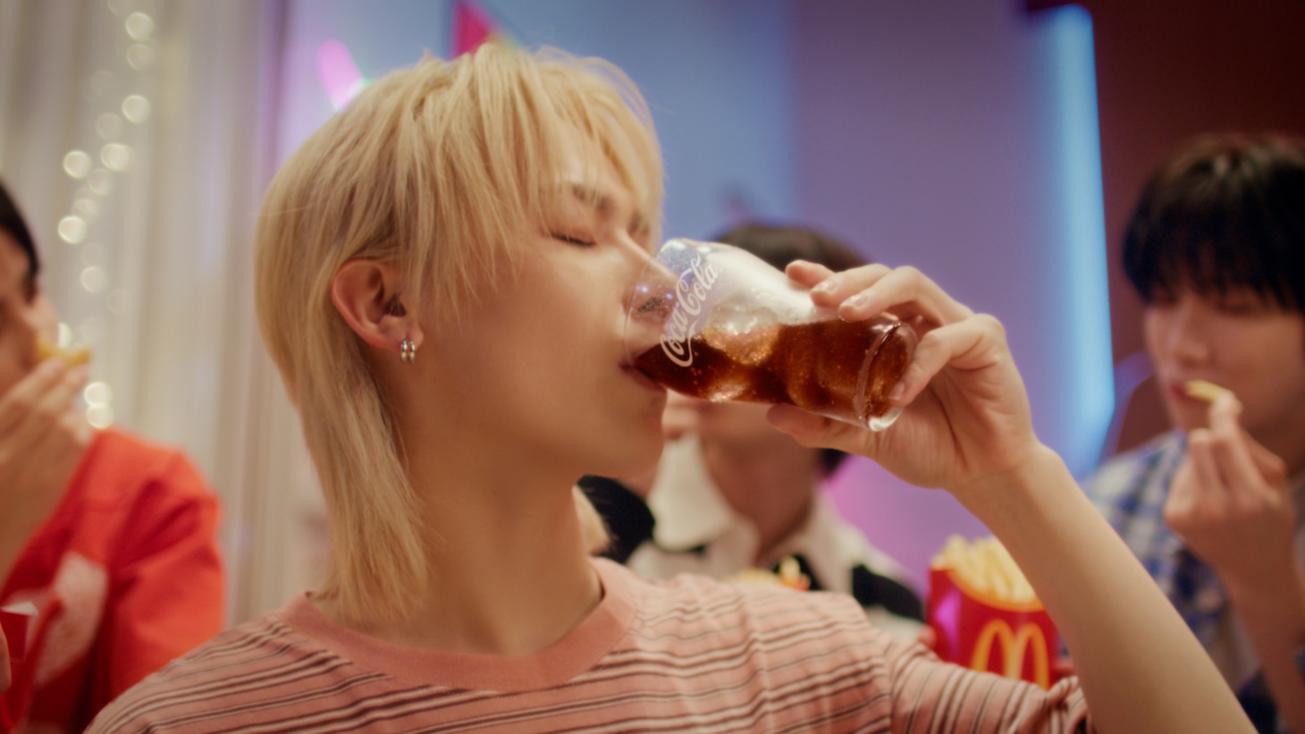 &TEAMが出演するWeb CM「ポテナゲにはコカ・コーラ！篇」より。