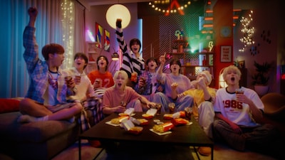 &TEAMが出演するWeb CM「ポテナゲにはコカ・コーラ！篇」より。