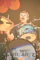 ミスター小西（Dr）（撮影：新保勇樹）