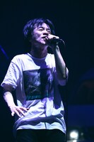 鈴木圭介（Vo）（撮影：新保勇樹）