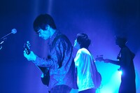 左から竹安堅一（G）、鈴木圭介（Vo）、グレートマエカワ（B）。（撮影：新保勇樹）