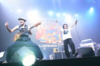 グレートマエカワ（B）と鈴木圭介（Vo）。（撮影：新保勇樹）