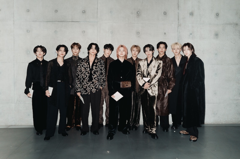 エンポリオ アルマーニの2025年秋冬メンズコレクションを身にまとったINI。©LAPONE ENTERTAINMENT