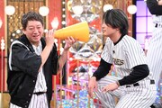 高橋茂雄（サバンナ）に答えを耳打ちする間宮祥太朗。©︎日本テレビ