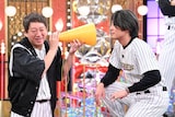 高橋茂雄(サバンナ)に答えを耳打ちする間宮祥太朗。©︎日本テレビ