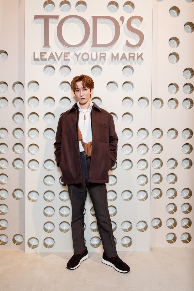 TOD'Sの2025年秋冬コレクションに身を包んだ渡辺翔太（Snow Man）。©TOD’S