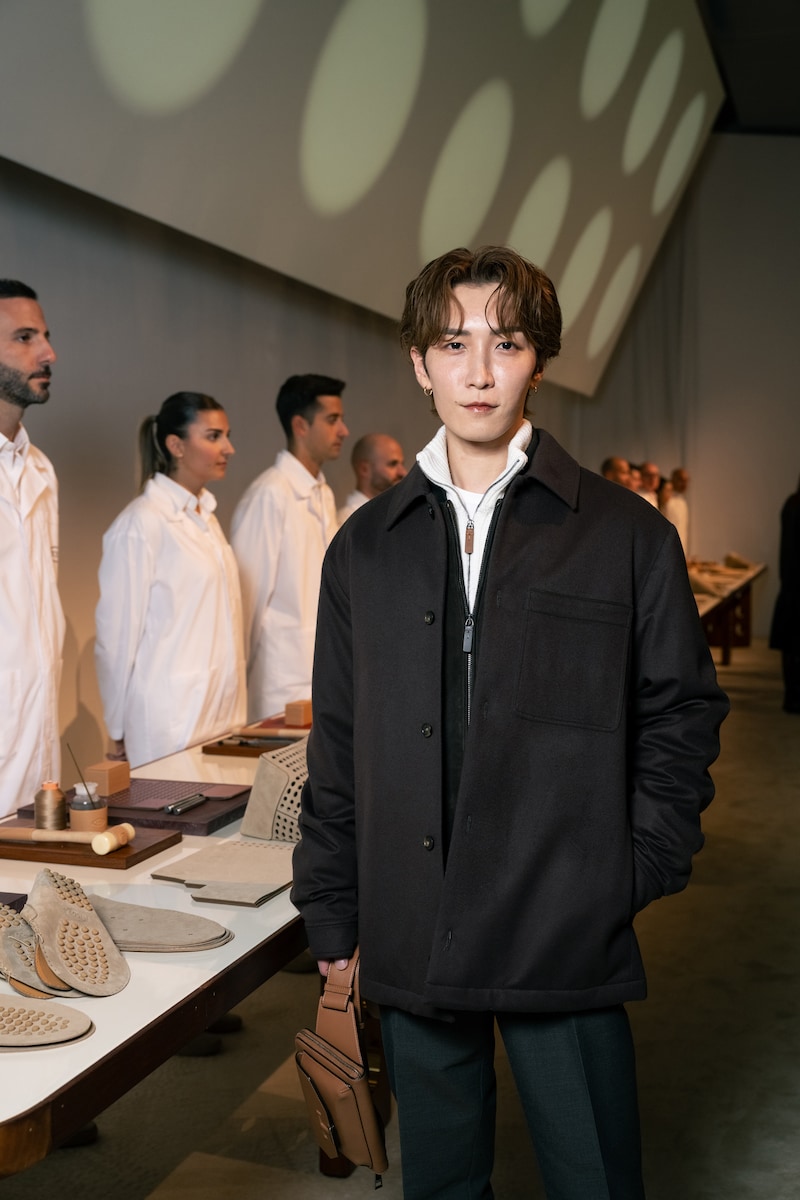 TOD'Sの2025年秋冬コレクションに身を包んだ渡辺翔太（Snow Man）。©TOD’S