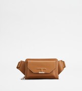 渡辺翔太（Snow Man）が身に付けていた「T タイムレス」の新作ベルトバッグ。©TOD’S