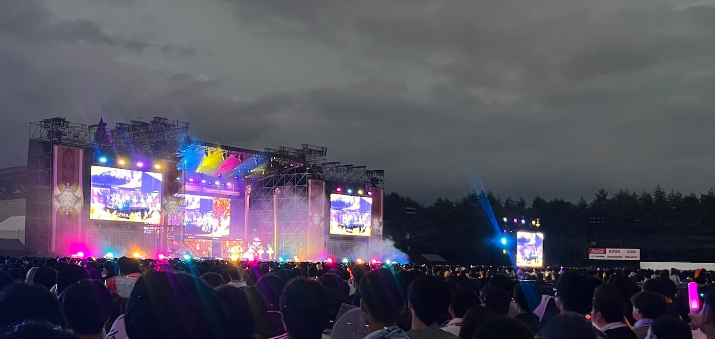 「＝LOVE 8th ANNIVERSARY PREMIUM TOUR」山梨・富士急ハイランドコニファーフォレスト公演の様子。