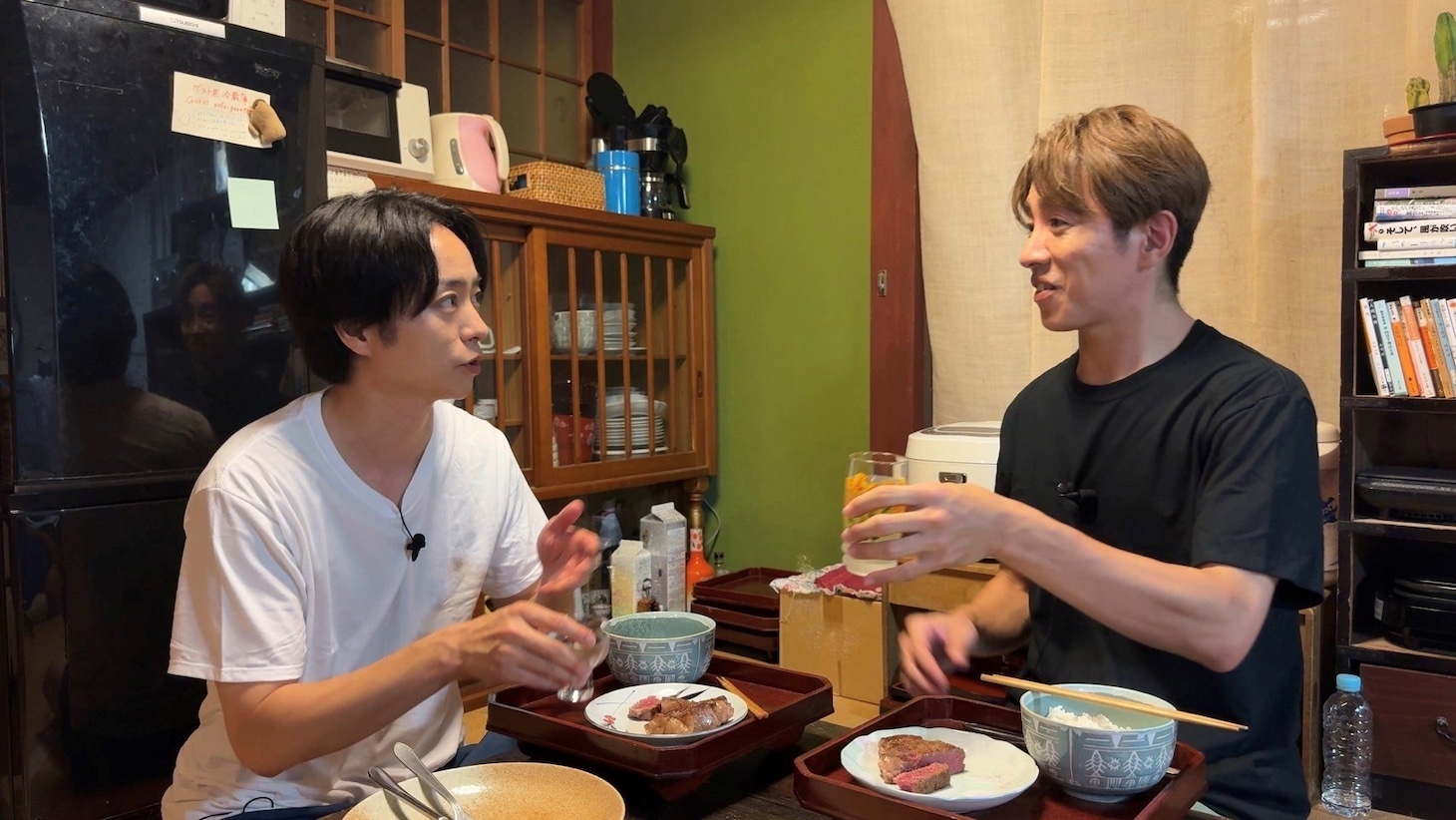 談笑する櫻井翔（嵐）と村上信五（SUPER EIGHT）。©︎日本テレビ