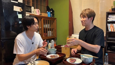 談笑する櫻井翔（嵐）と村上信五（SUPER EIGHT）。©︎日本テレビ