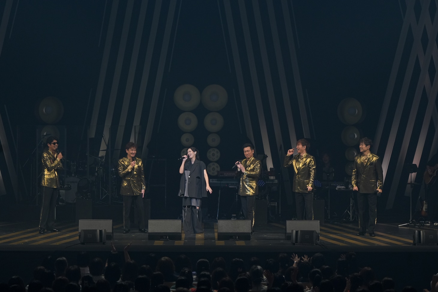 ゴスペラーズとAnly。（撮影：島袋常貴）