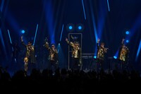 Super LOVE MACHINES ∞を歌い上げる「LOVE MACHINE」。（撮影：島袋常貴）