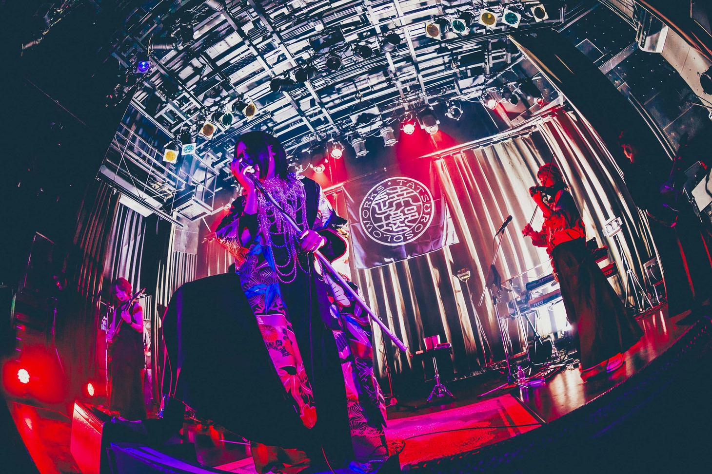 「LIVE HOUSE TOUR [VILLAINS]」の様子。（撮影：冨田味我）