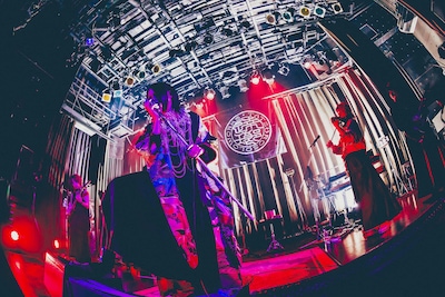 「LIVE HOUSE TOUR [VILLAINS]」の様子。（撮影：冨田味我）