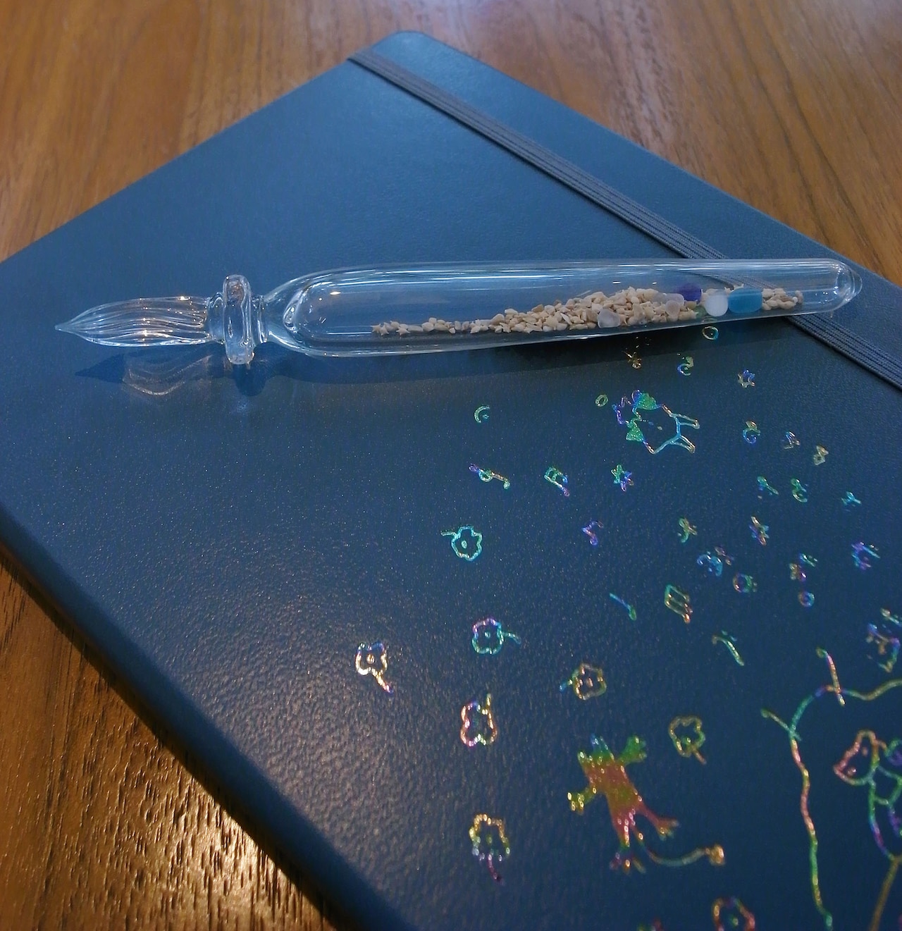 フェアで販売される「星沙ガラスペン」（2万2000円）と「ひらめき