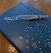 フェアで販売される「星沙ガラスペン」（2万2000円）と「ひらめきノート」（5500円）。