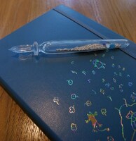 フェアで販売される「星沙ガラスペン」（2万2000円）と「ひらめきノート」（5500円）。