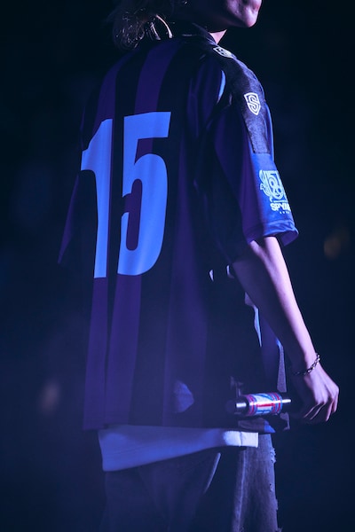 アンコールでサッカーシャツを着用し“15番”を背負ったYOSUKE（Vo）。