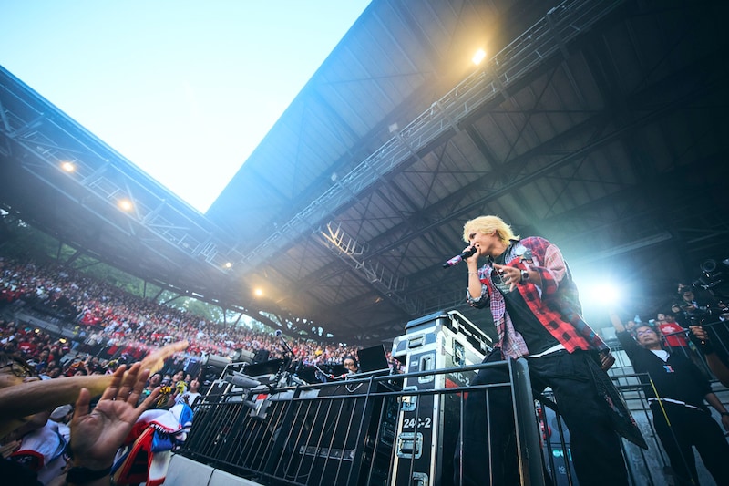 客席の中央で1曲目「サムライハート（Some Like It Hot!!）」を歌うYOSUKE（Vo）。