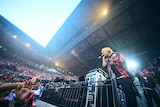客席の中央で1曲目「サムライハート(Some Like It Hot!!)」を歌うYOSUKE(Vo)。