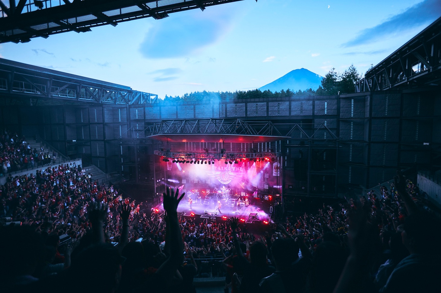 SPYAIR「JUST LIKE THIS 2025」2日目、ステージの後方には富士山が。