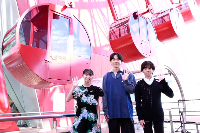 左から白山乃愛、松村北斗、上田悠斗。