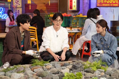 石の魅力を語るとよた真帆（中央）。