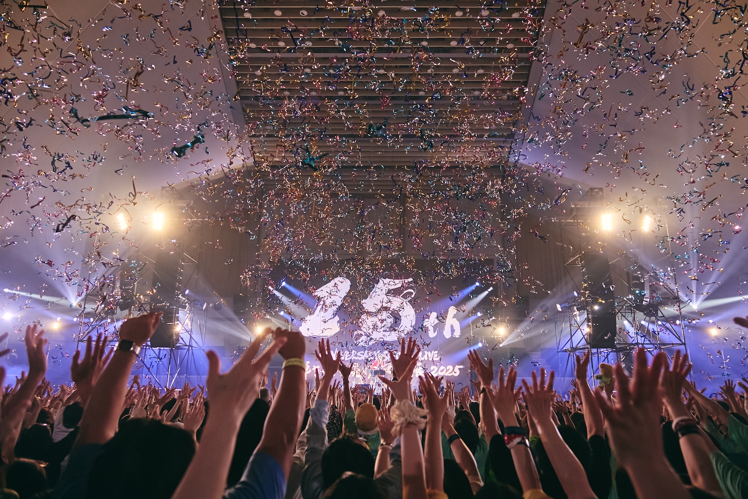 「高橋優15th ANNIVERSARY SPECIAL LIVE IN AKITA 『～弾き語り続ける人間展2025～』」の様子。（撮影：新保勇樹）