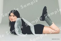 頓知気さきなフォトスタイルブック「また明日！」オンラインサイン会の1冊券特典ブロマイド。（撮影：横山マサト）