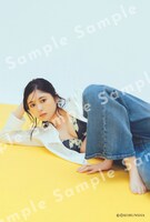 頓知気さきなフォトスタイルブック「また明日！」オンラインサイン会の5冊券特典ブロマイド。（撮影：横山マサト）